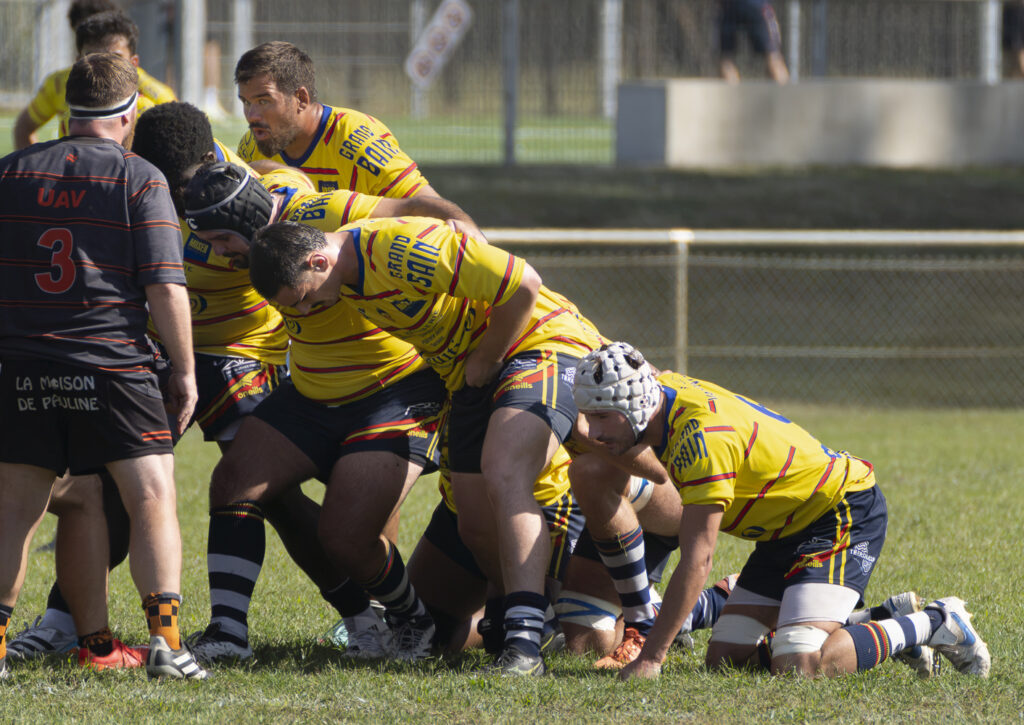 Les avants du CHR, en maillot jaune, liés en mêlée.