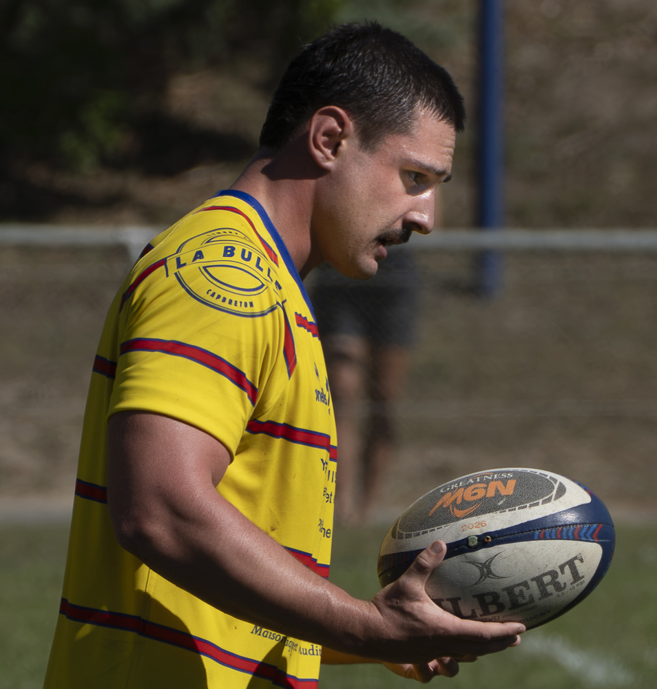 Un joueur du CHR en maillot jaune, ballon en main.