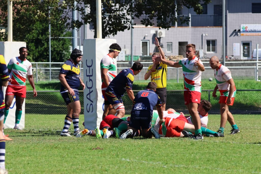 Regroupement au pied des poteaux, l’arbitre lève le bras.