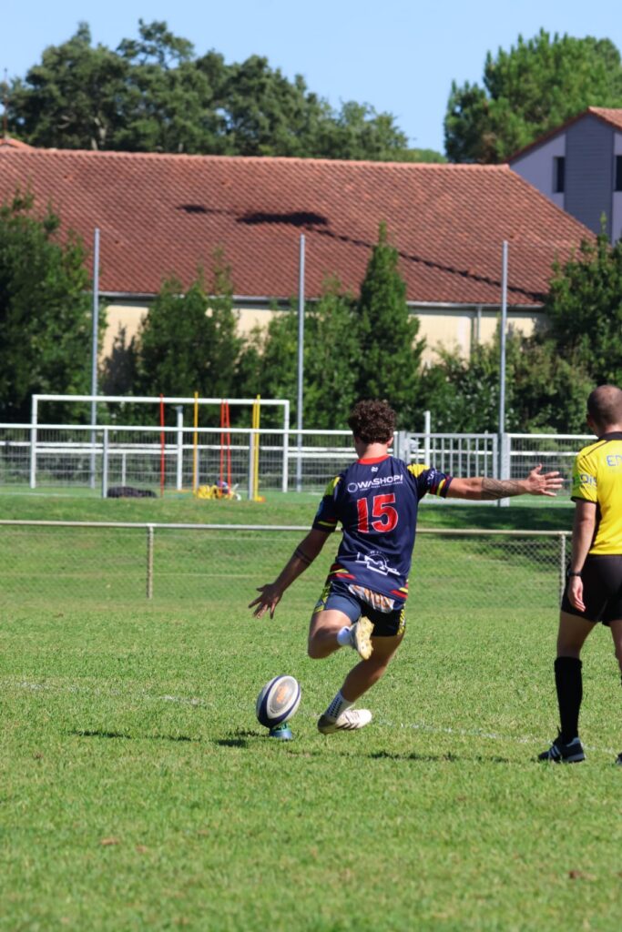 Le n°15 du CHR tente un coup de pied au but.