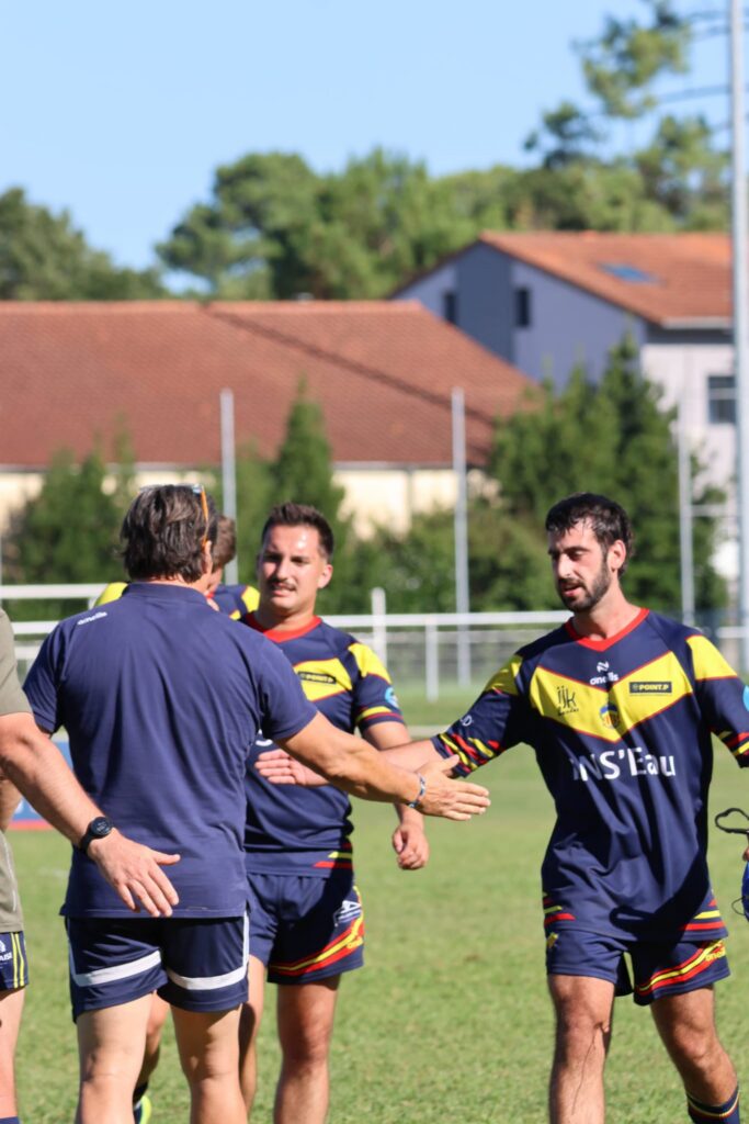 Fin de match : les joueurs du CHR saluent leur encadrement.